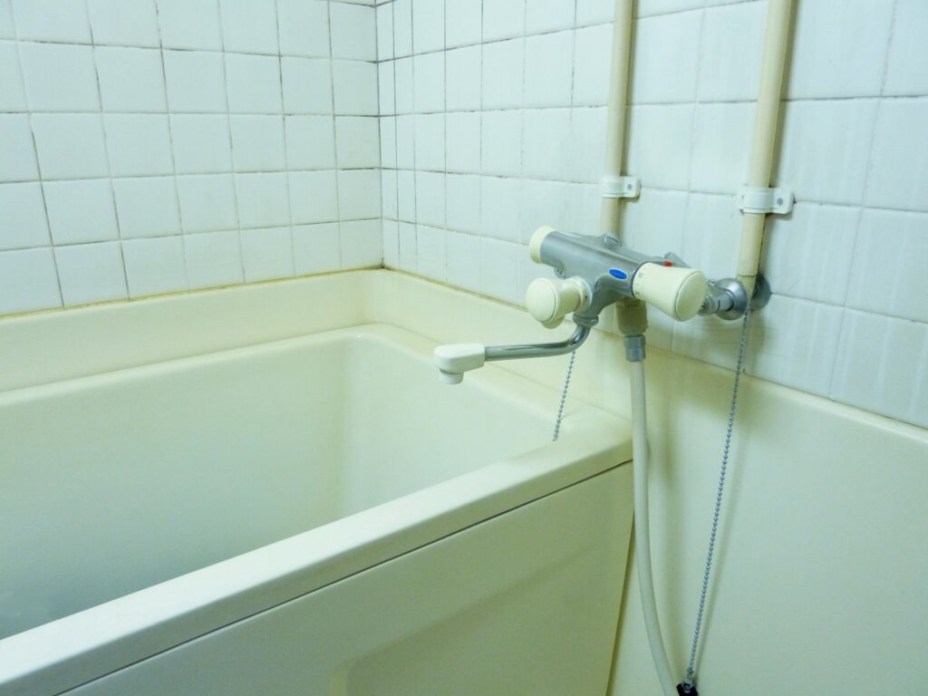 郡山・仙台にある住宅リペア専門のプロ集団｜株式会社IKEDA　浴室リニューアル　黄ばんだ浴室イメージ画像